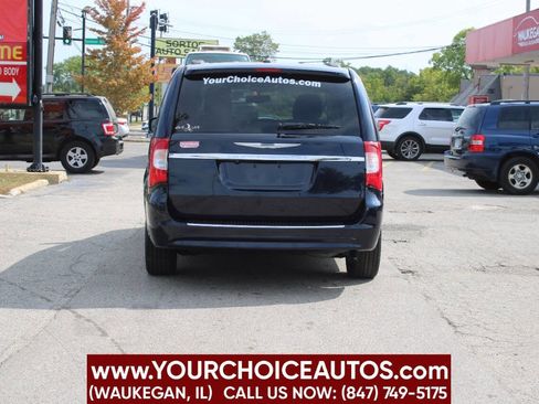 Used 2016 Chrysler Town & Country Touring-L image 6