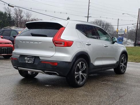 Used 2019 Volvo XC40 T4 Inscription image 3