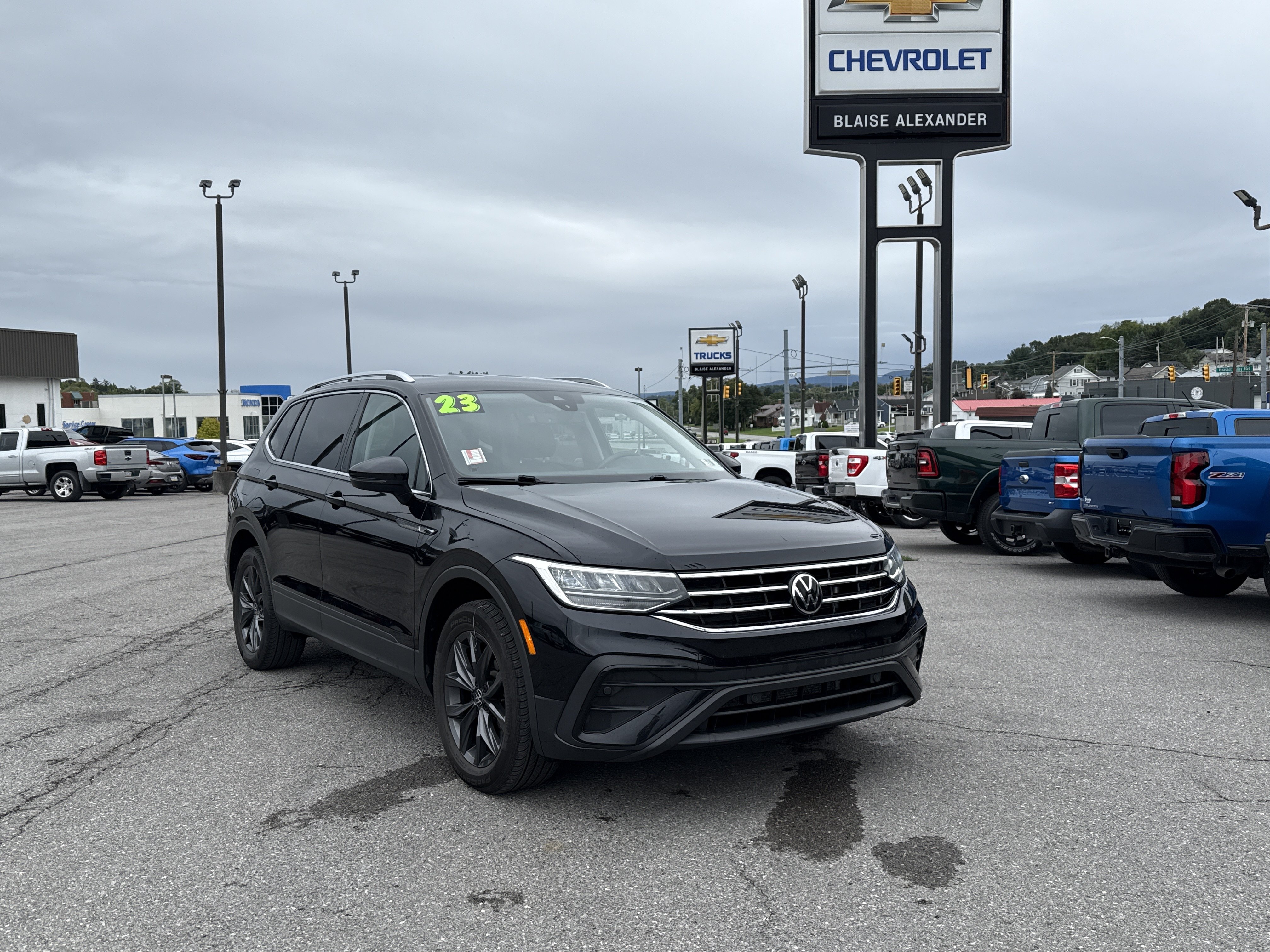 Used 2023 Volkswagen Tiguan SE AWD/4WD image 1