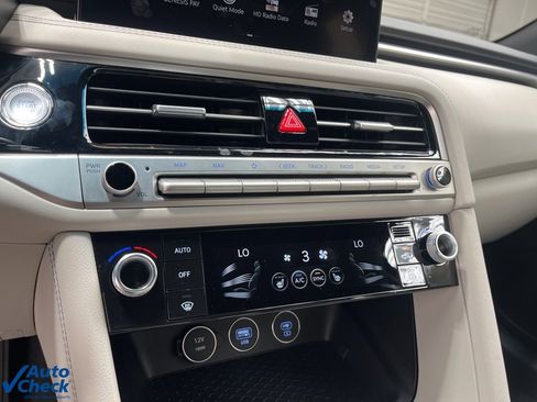 Used 2025 Genesis G70 2.5T image 25