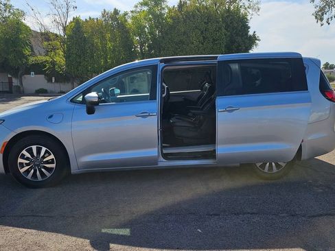 Used 2023 Chrysler Pacifica Touring-L FWD image 25