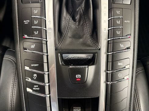 Certified 2020 Porsche Macan AWD/4WD image 21