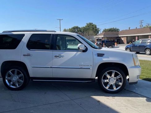 Used 2007 Cadillac Escalade AWD w/ Information Package image 3