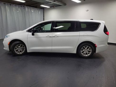 Used 2024 Chrysler Pacifica Touring FWD image 5