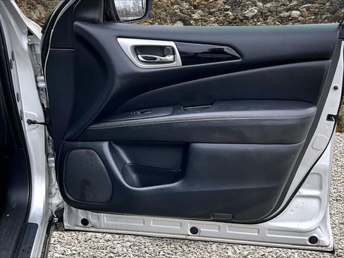 Used 2019 Nissan Pathfinder S image 17