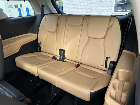 Used 2022 Kia Carnival EX image 15