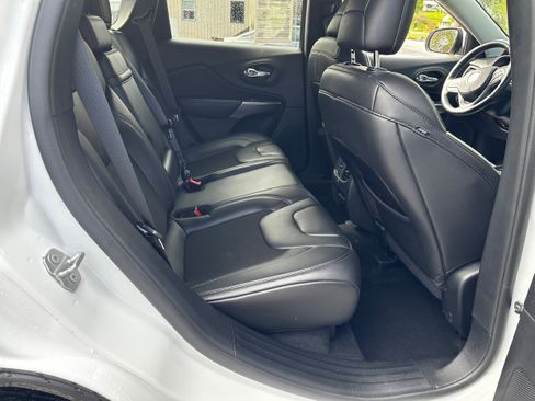 Used 2019 Jeep Cherokee Latitude Plus w/ Cold Weather Group AWD/4WD image 12