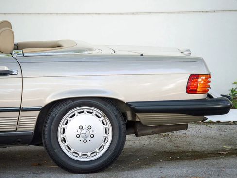 Used 1989 Mercedes-Benz 560 SL image 6