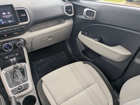 Used 2025 Hyundai Venue SEL FWD image 17