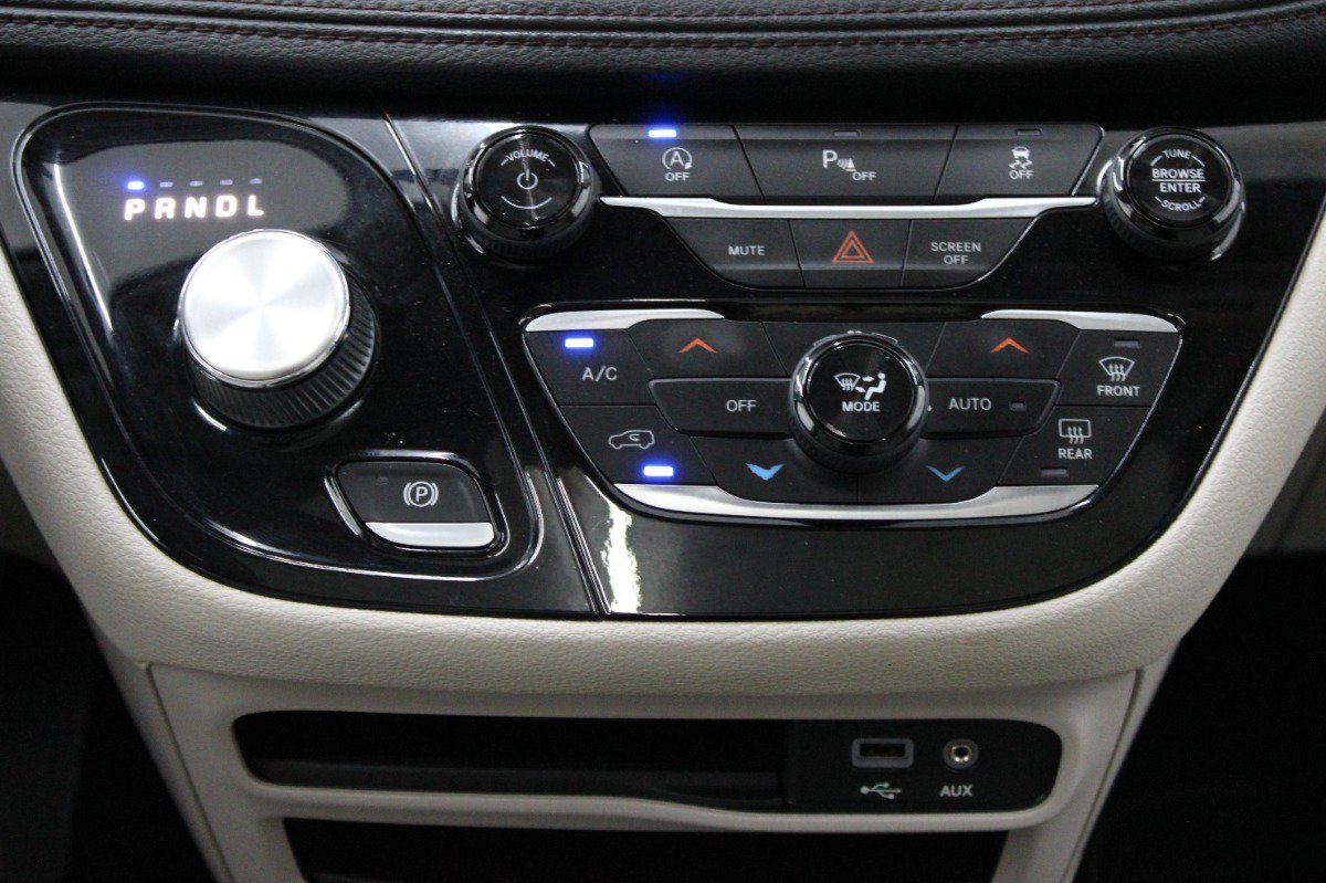 Used 2020 Chrysler Pacifica Limited FWD image 35