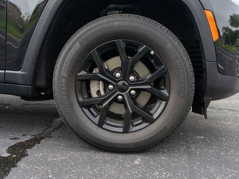 Used 2024 Jeep Grand Cherokee Altitude AWD/4WD image 11