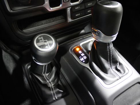 Used 2020 Jeep Gladiator Overland image 25