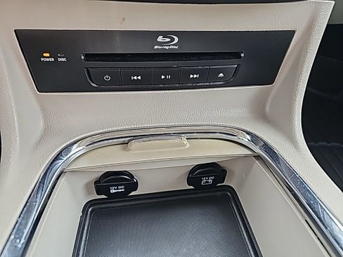 Used 2014 Chrysler Town & Country Touring-L image 40