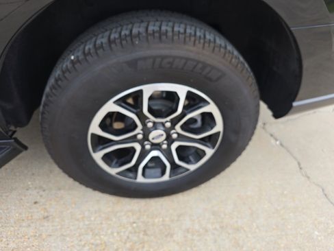 Used 2024 Ford Expedition XLT AWD/4WD image 12