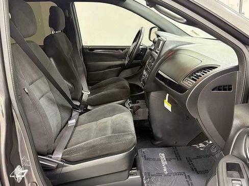 Used 2017 Dodge Grand Caravan SE FWD image 28