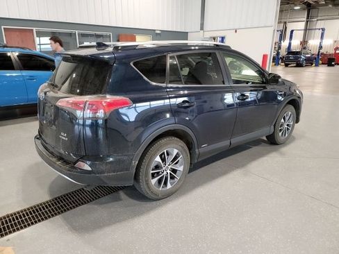 Used 2018 Toyota RAV4 XLE AWD/4WD image 7