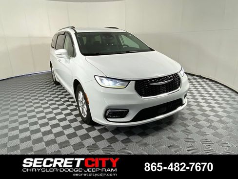 Used 2021 Chrysler Pacifica Touring-L FWD image 1