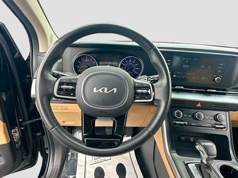 Used 2024 Kia Carnival LX FWD image 11