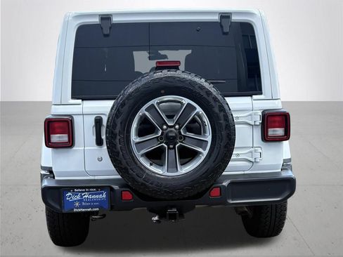 Used 2018 Jeep Wrangler Unlimited Sahara AWD/4WD image 6