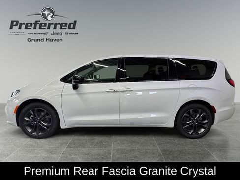 New 2026 Chrysler Pacifica Select image 9