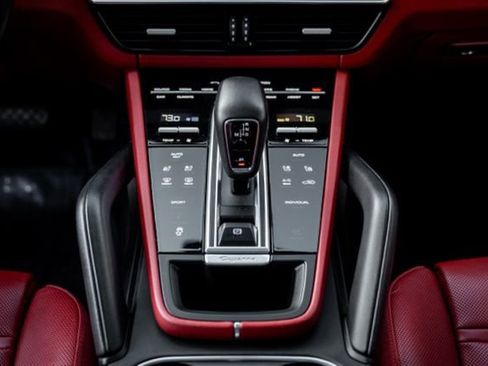 Used 2023 Porsche Cayenne Platinum Edition image 36