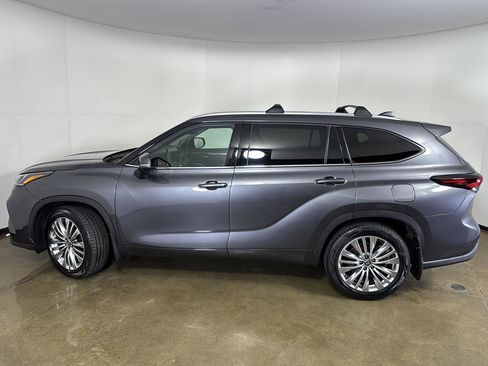 Used 2024 Toyota Highlander Platinum image 12