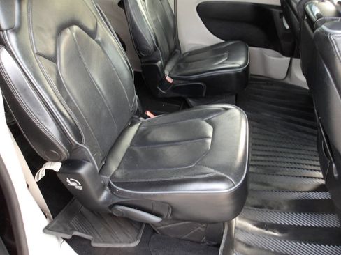 Used 2018 Chrysler Pacifica Limited w/ Tire & Wheel Group image 8