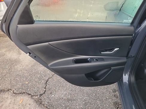 Used 2025 Hyundai Elantra SE FWD image 27