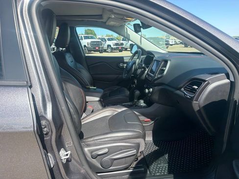 Used 2022 Jeep Cherokee Trailhawk w/ Sun, Sound & Nav Group AWD/4WD image 31