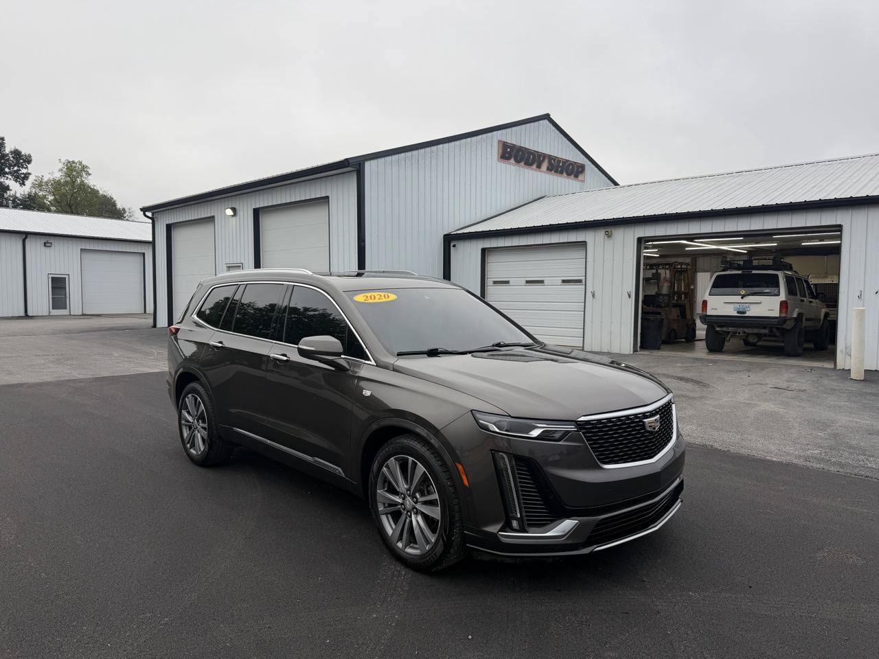 Used 2020 Cadillac XT6 Premium Luxury FWD image 2