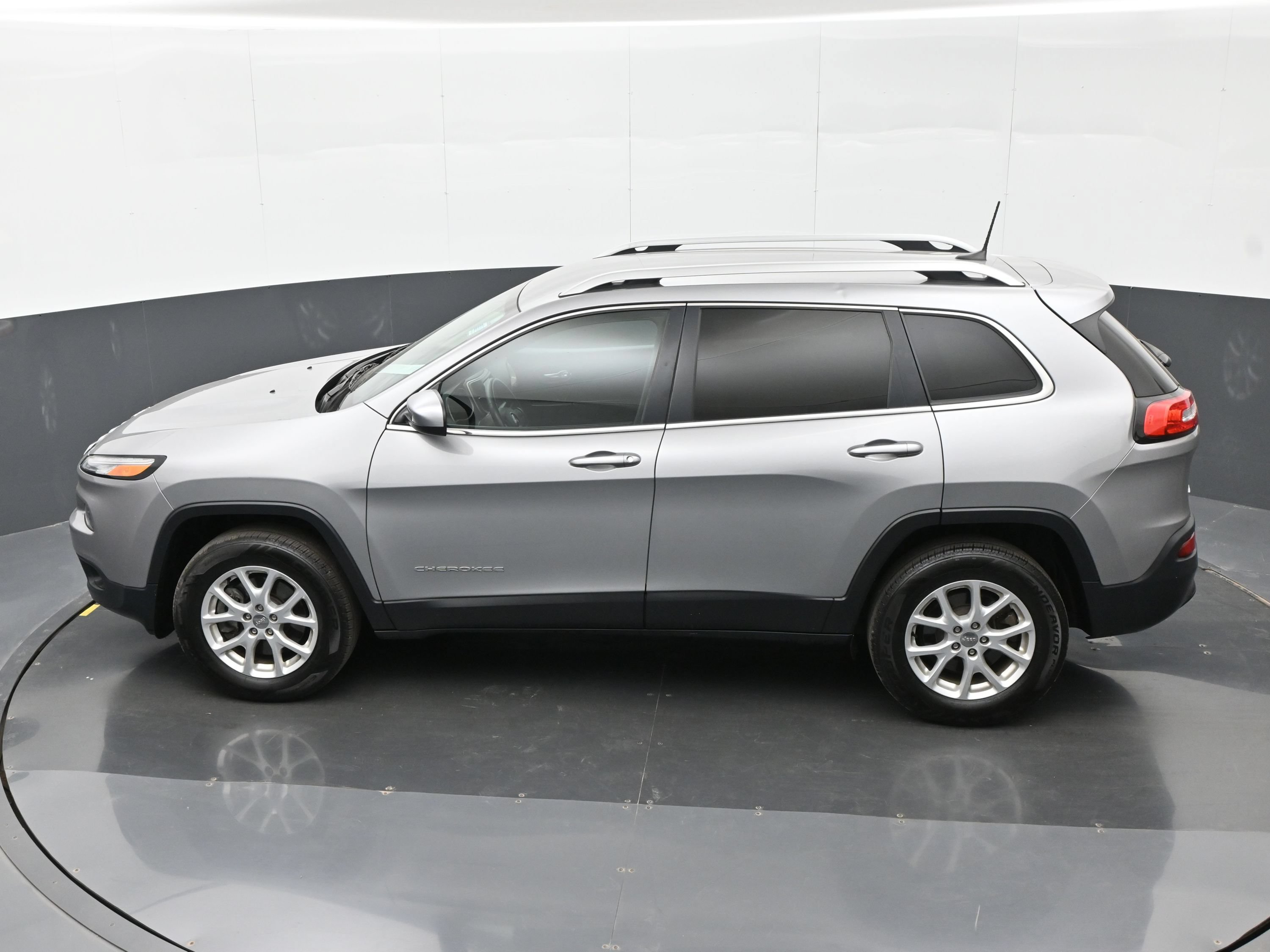 Used 2016 Jeep Cherokee Latitude AWD/4WD image 36
