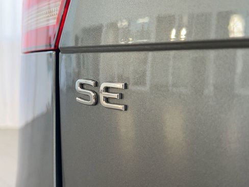 Used 2022 Volkswagen Tiguan SE w/ Panoramic Sunroof Package image 33