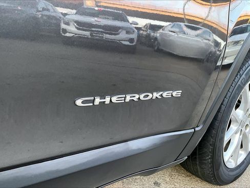 Used 2017 Jeep Cherokee Latitude w/ Safety/Convenience Group image 9