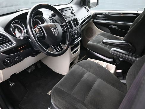 Used 2016 Dodge Grand Caravan SE image 9