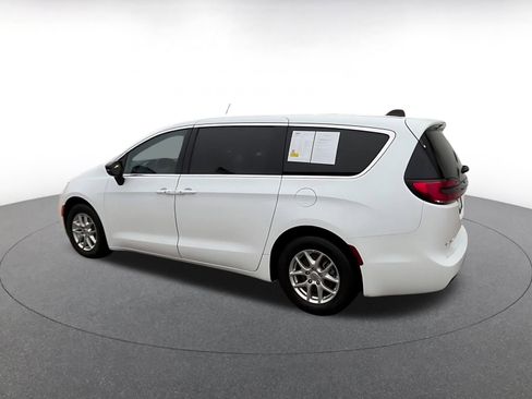 Used 2025 Chrysler Pacifica Select image 10