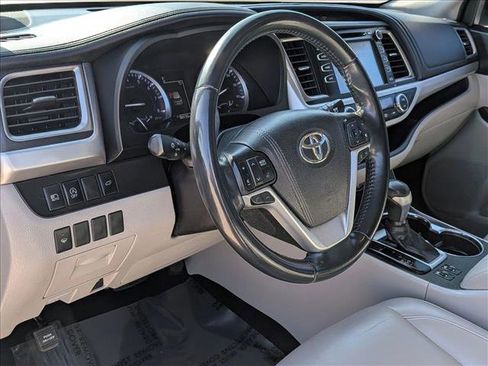 Used 2019 Toyota Highlander XLE FWD image 10