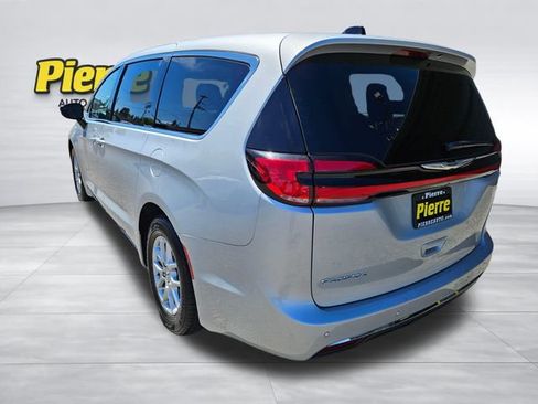 Used 2024 Chrysler Pacifica Touring-L FWD image 3