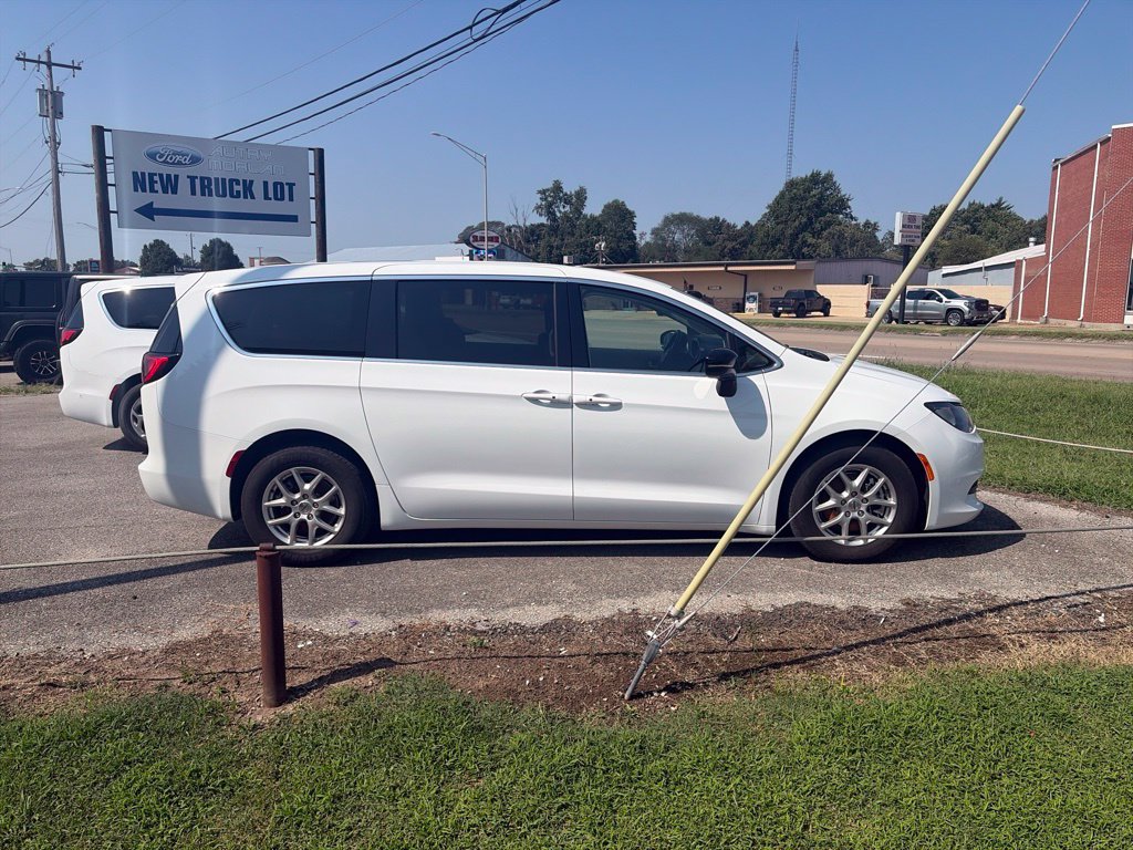 Used 2024 Chrysler Voyager LX FWD image 6