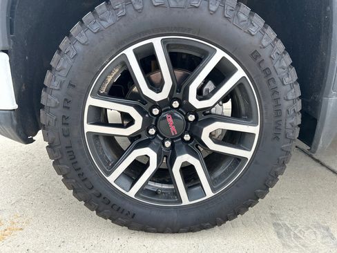 Used 2025 GMC Sierra 1500 AT4 w/ AT4 Premium Package AWD/4WD image 9