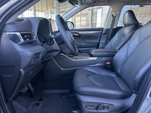 Used 2026 Toyota Highlander Limited image 11