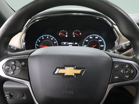 Used 2023 Chevrolet Traverse LS FWD image 12