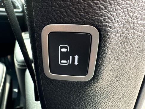 Used 2026 Chrysler Pacifica Select FWD image 37