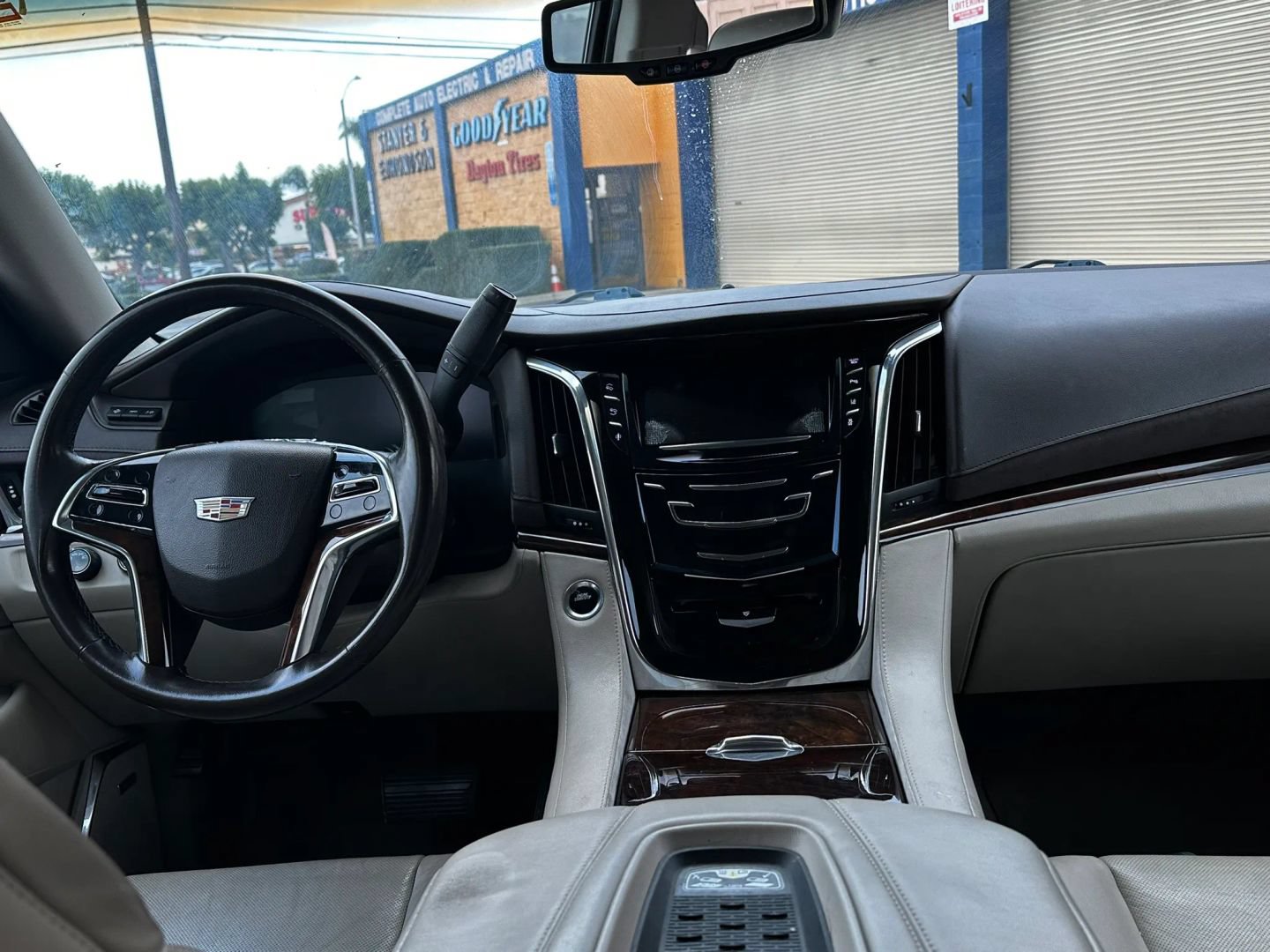 Used 2015 Cadillac Escalade Luxury AWD/4WD image 24