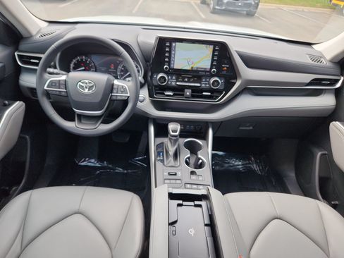 Used 2022 Toyota Highlander XLE AWD/4WD image 20