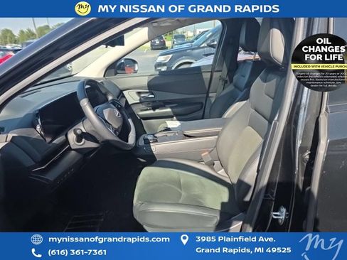 Used 2024 Nissan Ariya AWD image 8