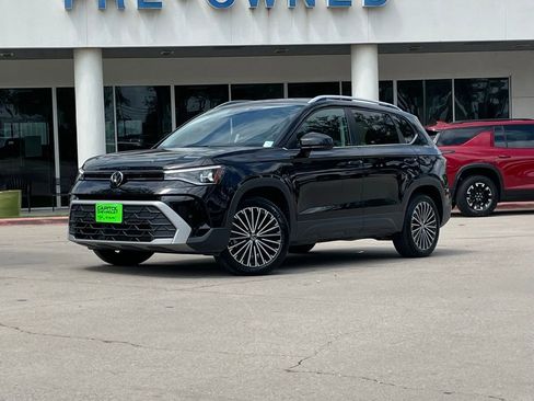 Used 2025 Volkswagen Taos SE FWD image 1