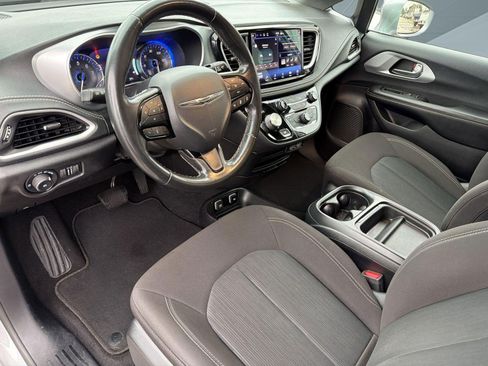 Used 2021 Chrysler Pacifica Touring w/ S Appearance Package FWD image 4