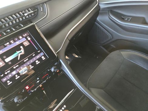 Used 2024 Jeep Grand Cherokee L Altitude image 29