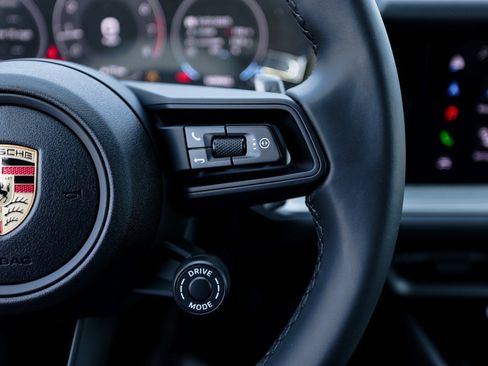 Certified 2025 Porsche Cayenne Coupe image 16