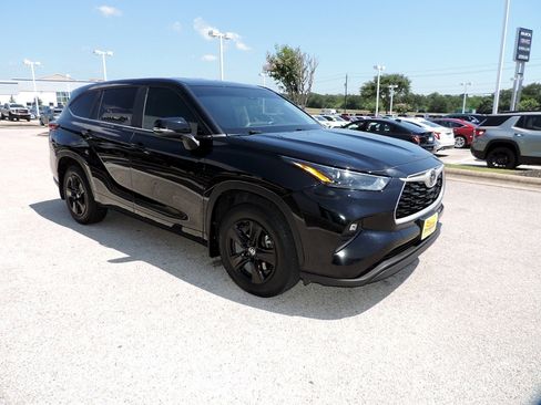 Used 2023 Toyota Highlander LE FWD image 3